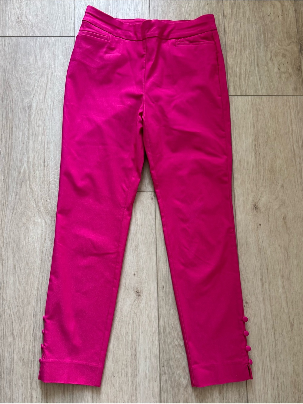 Chicos Women’s Hot Pink Cropped Stretch Pants 1.5T / 10 Tall Buttons beautiful!